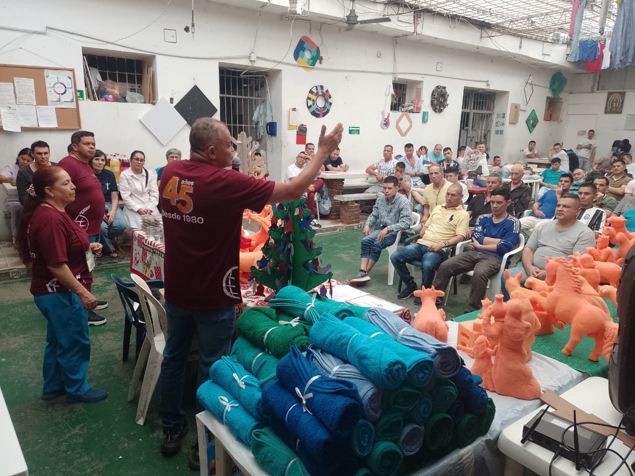 Entrega de kits e insumos a internos