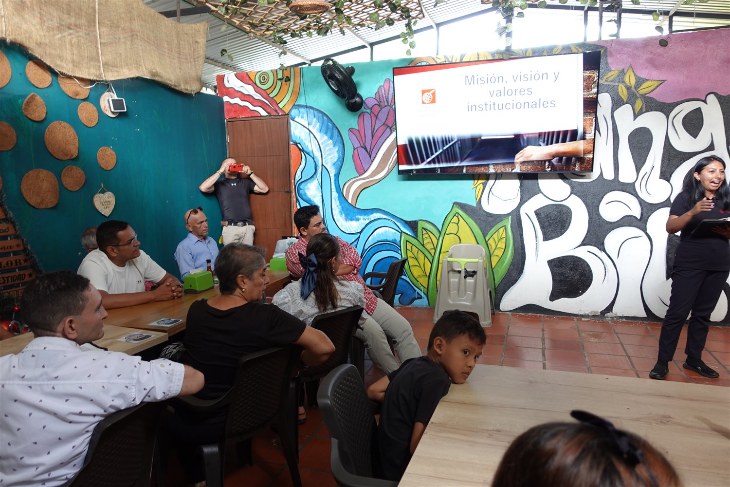 Capacitación de voluntarios bajo el mural de Acacías