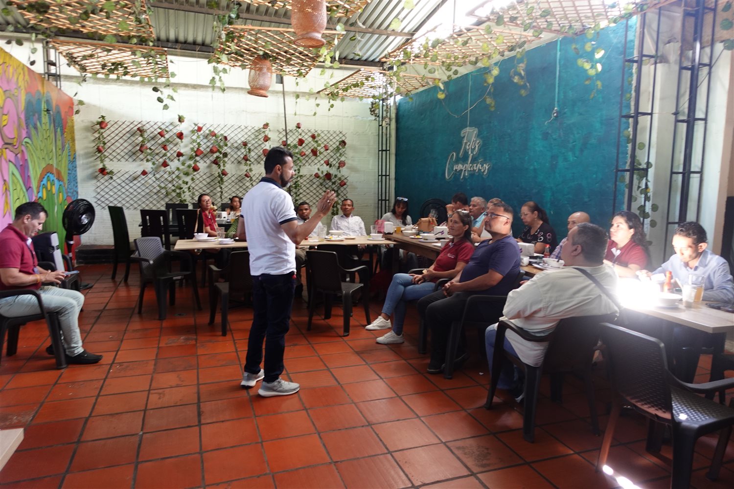 Desayuno de cierre junto al mural de Acacías
