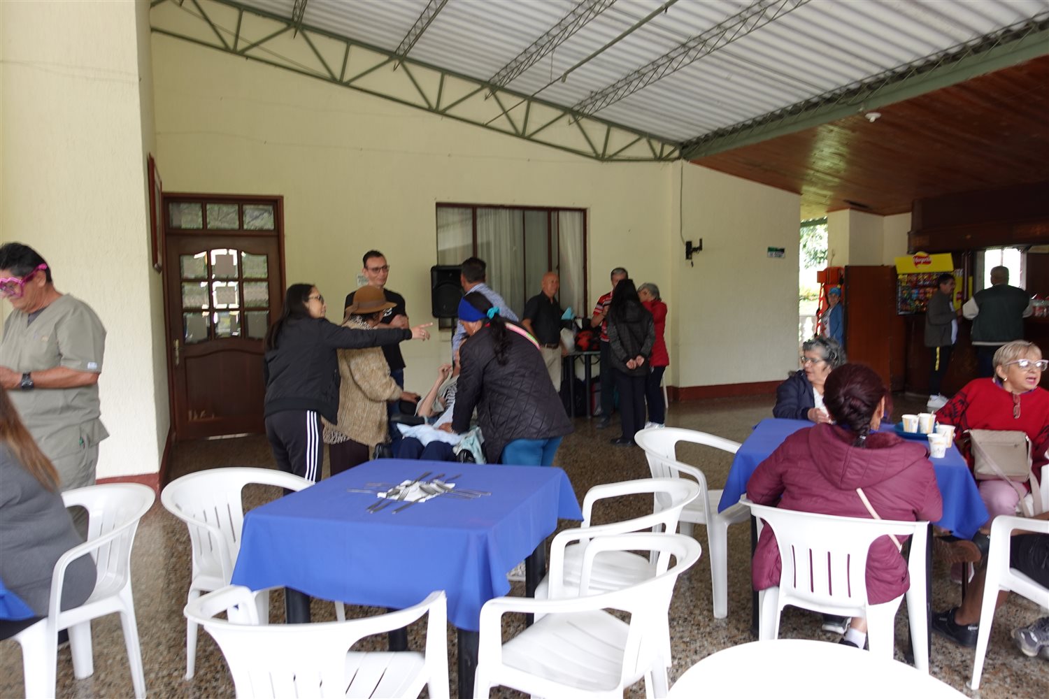 Familias reunidas en el comedor de La Veega