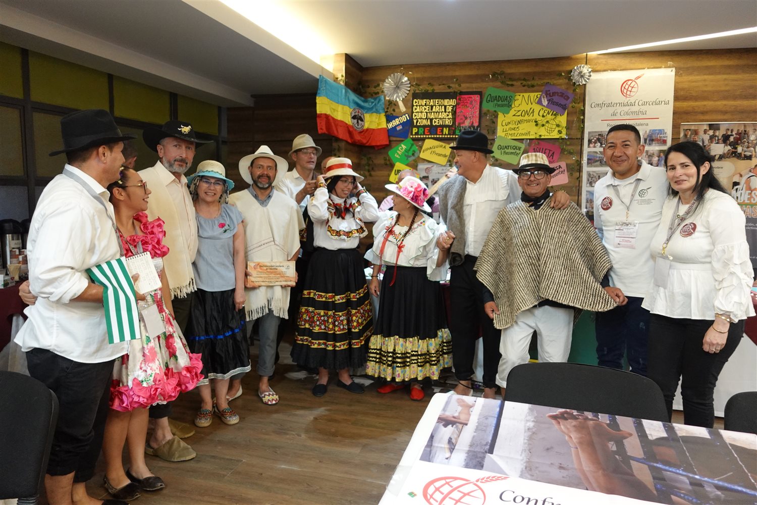 Delegación en trajes típicos en la convención