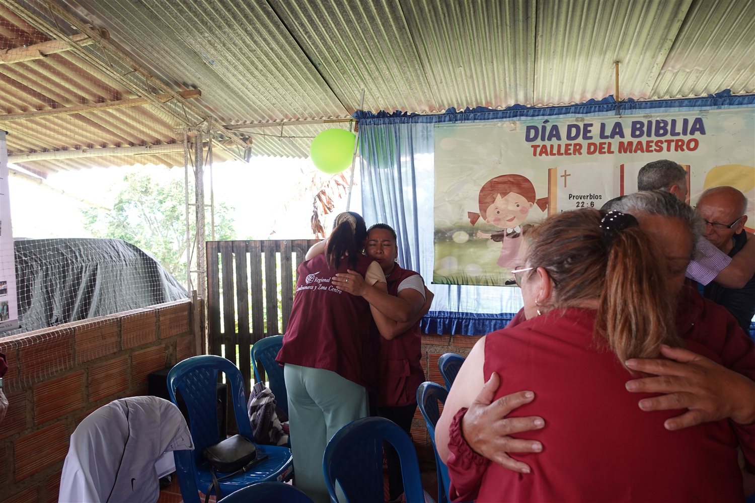 Un abrazo entre voluntarias, Retiro 2026